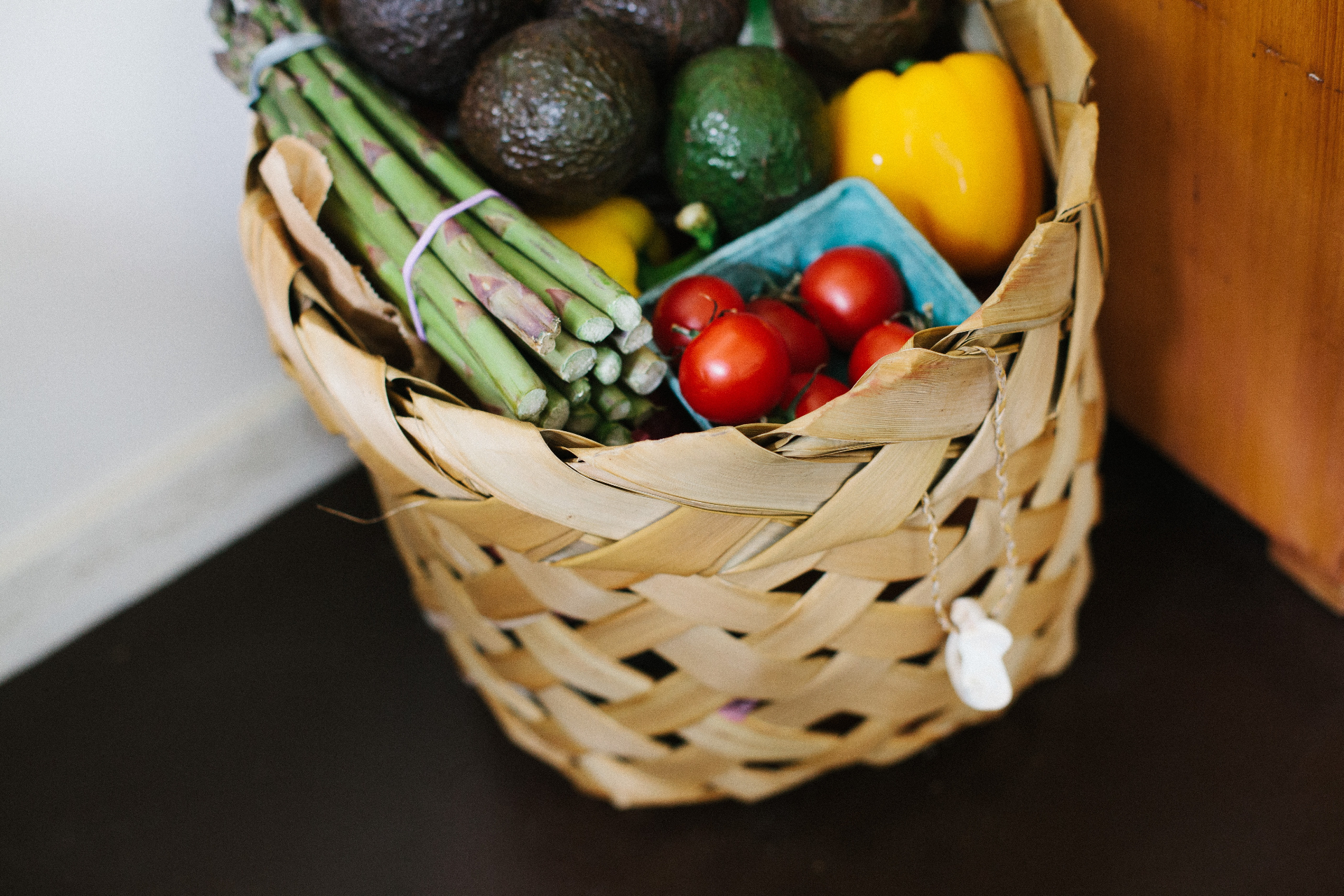 Canasta con verduras frescas